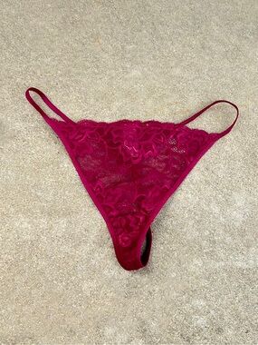 L FREE Maidenform Lace Thong